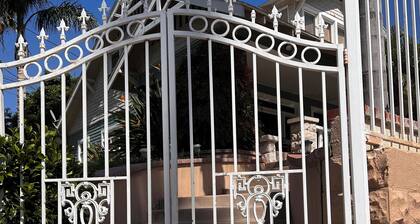 Charming studio uint in a house -Riverside with WiFi and AC all private gate