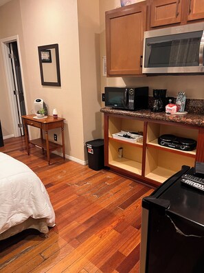 Interior - Charming studio uint in a house -Riverside with WiFi and AC all private gate (Riverside)