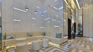 A modern lobby with a seating area, marble flooring, and contemporary lighting fixtures. - Jinglai Hotel·Selection (Shanghai Hong Qiao Weining Road Subway Station) (Shanghai)