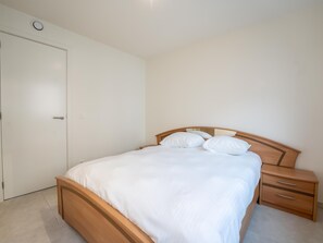 1 bedroom, desk, WiFi