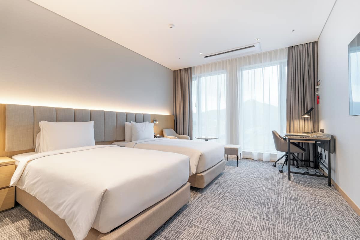 Kamar Twin Superior, pemandangan danau | Isi minibar gratis, brankas, dan tirai kedap cahaya
