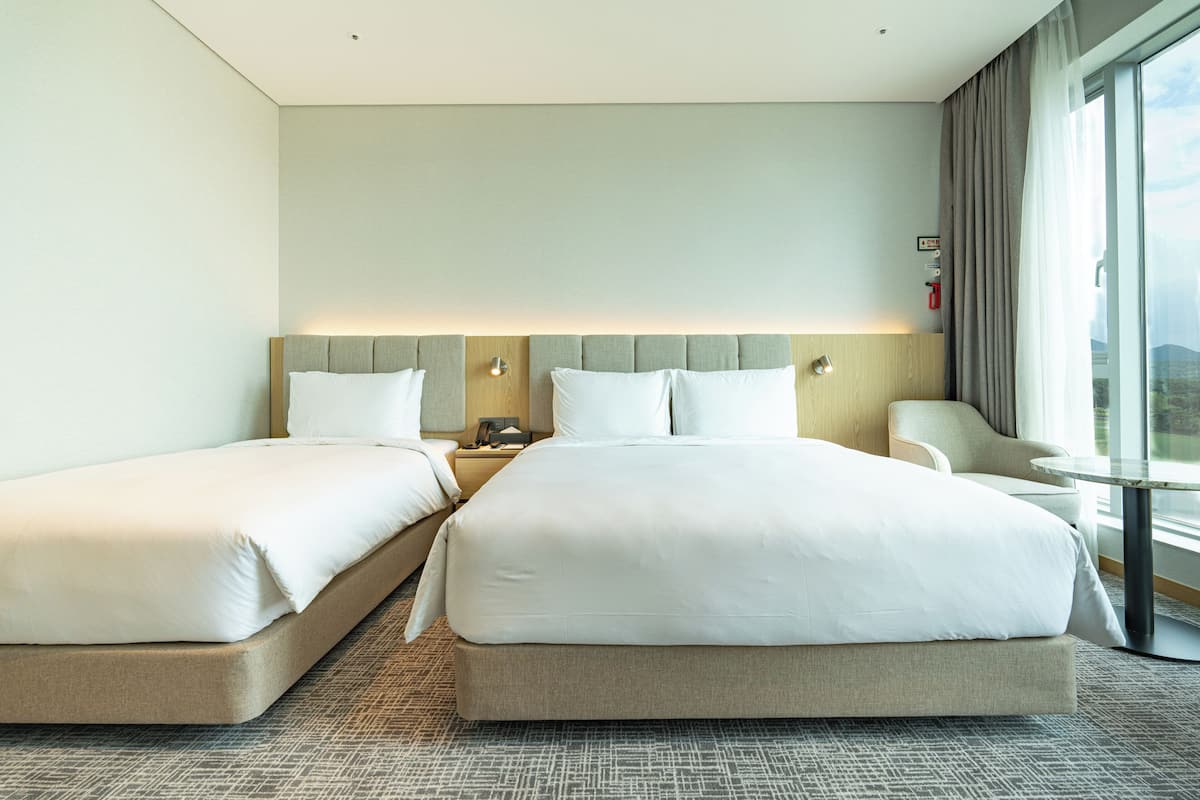 Isi minibar gratis, brankas, dan tirai kedap cahaya
