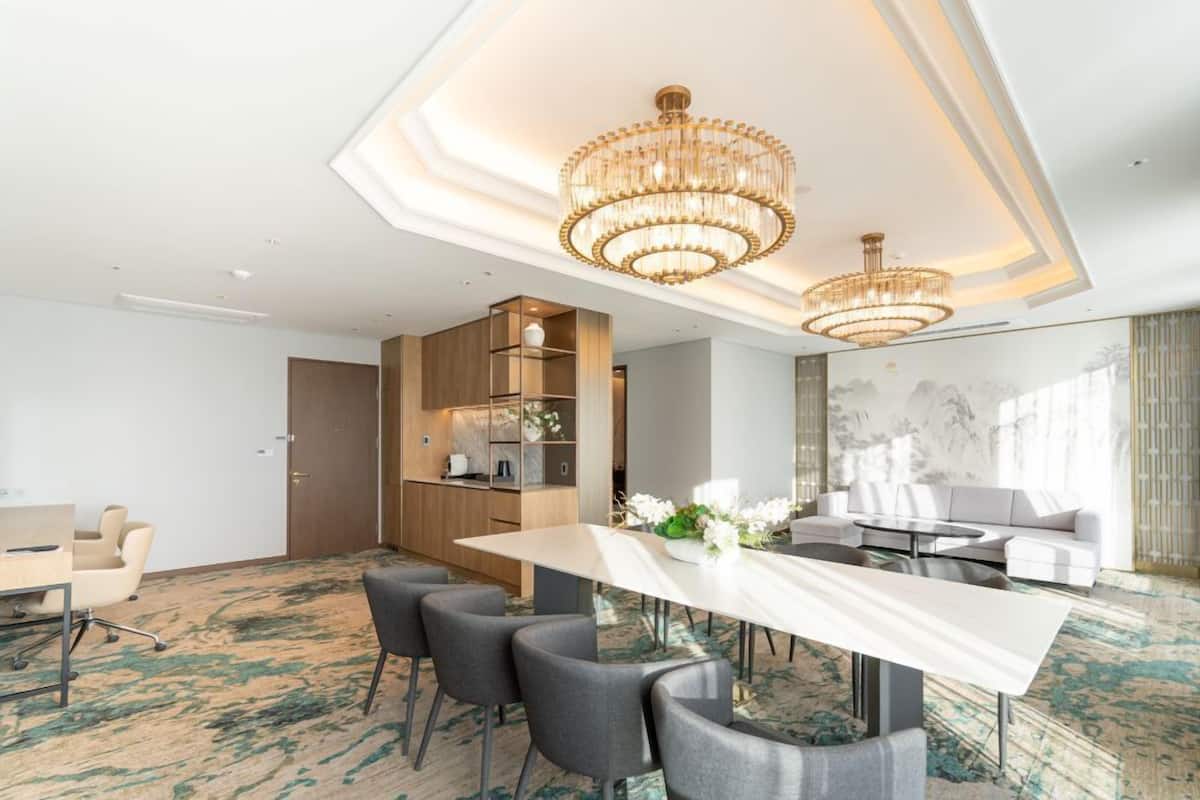 Suite Premium, vista lago | Area soggiorno | TV a schermo piatto 20 pollici con canali via cavo