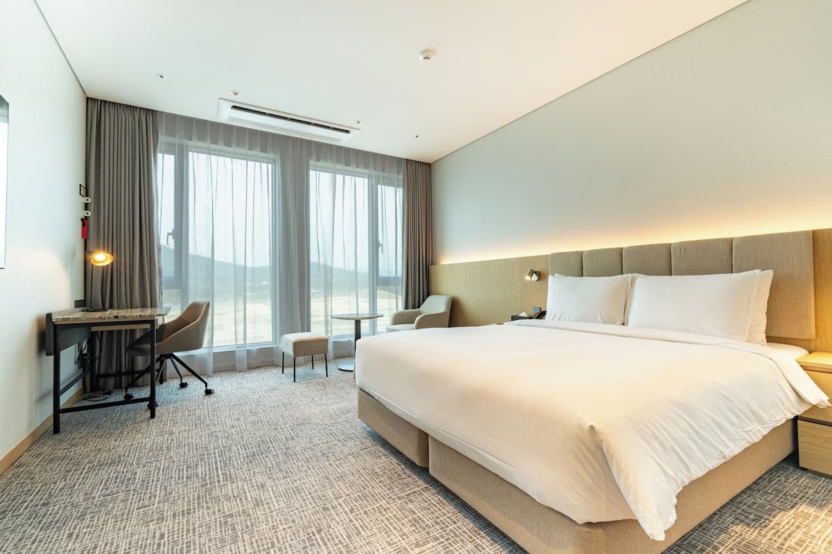 Isi minibar gratis, brankas, dan tirai kedap cahaya