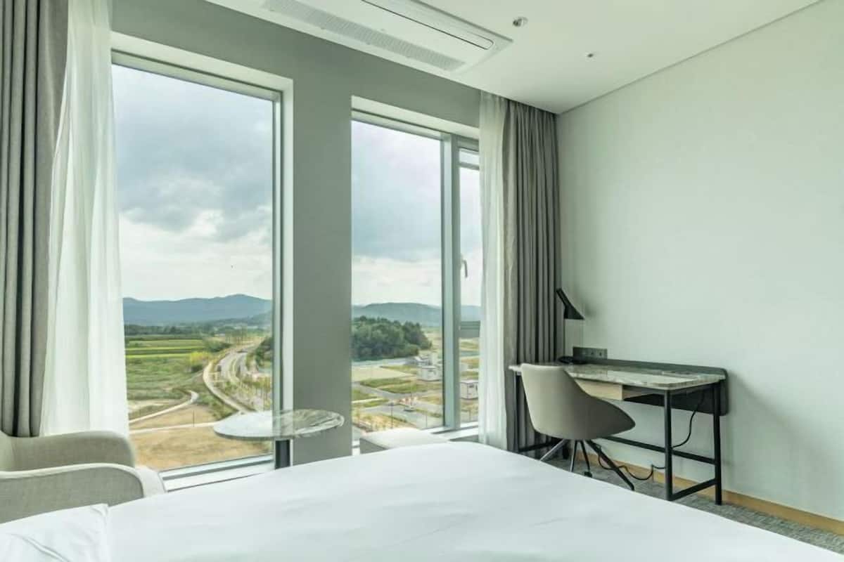 1 bedroom, free minibar items, in-room safe, blackout curtains