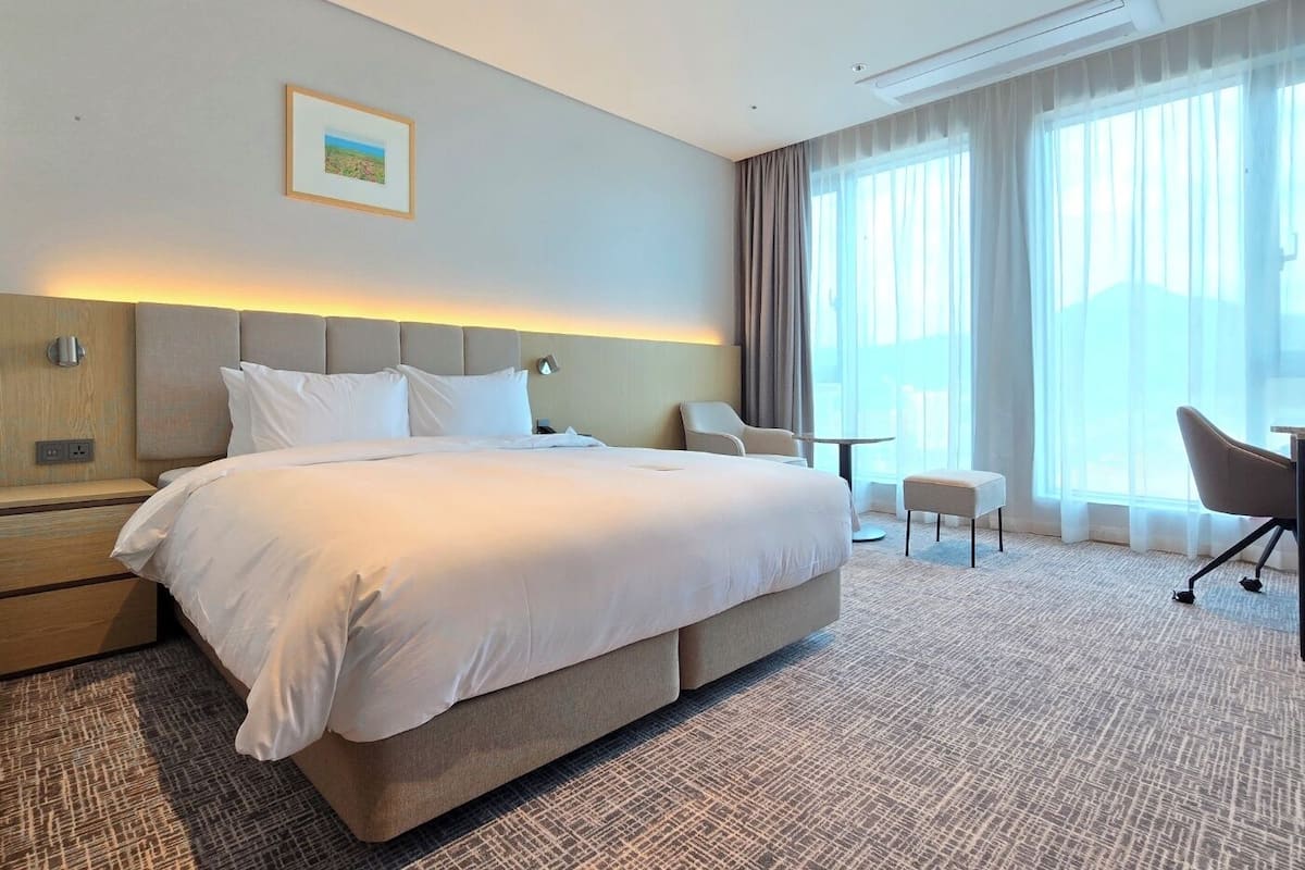 Kamar Double Superior, pemandangan gunung | Isi minibar gratis, brankas, dan tirai kedap cahaya