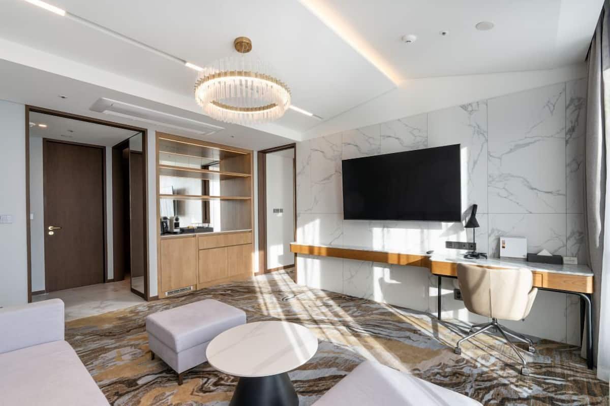 Kamar Double Junior | Isi minibar gratis, brankas, dan tirai kedap cahaya