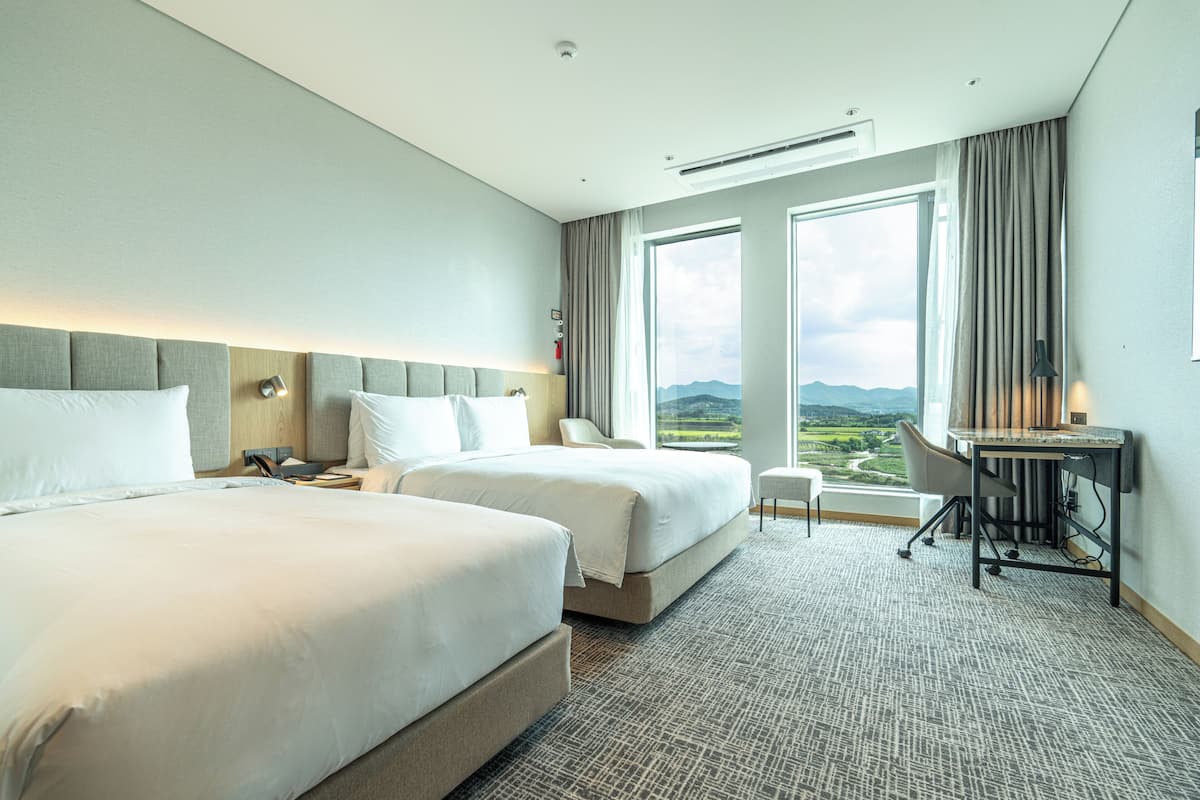 Isi minibar gratis, brankas, dan tirai kedap cahaya