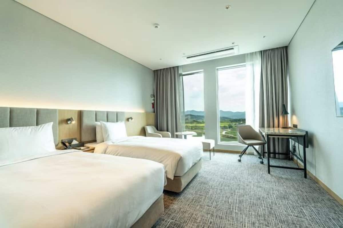 Isi minibar gratis, brankas, dan tirai kedap cahaya