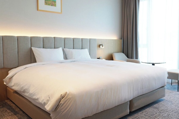 Signature Double Room, Mountain View | Free minibar items, in-room safe, blackout drapes, iron/ironing board