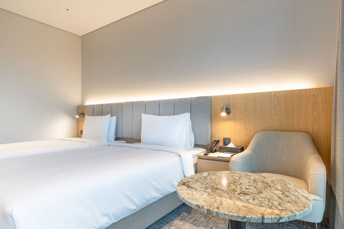 Kamar Twin Superior, pemandangan gunung | Isi minibar gratis, brankas, dan tirai kedap cahaya