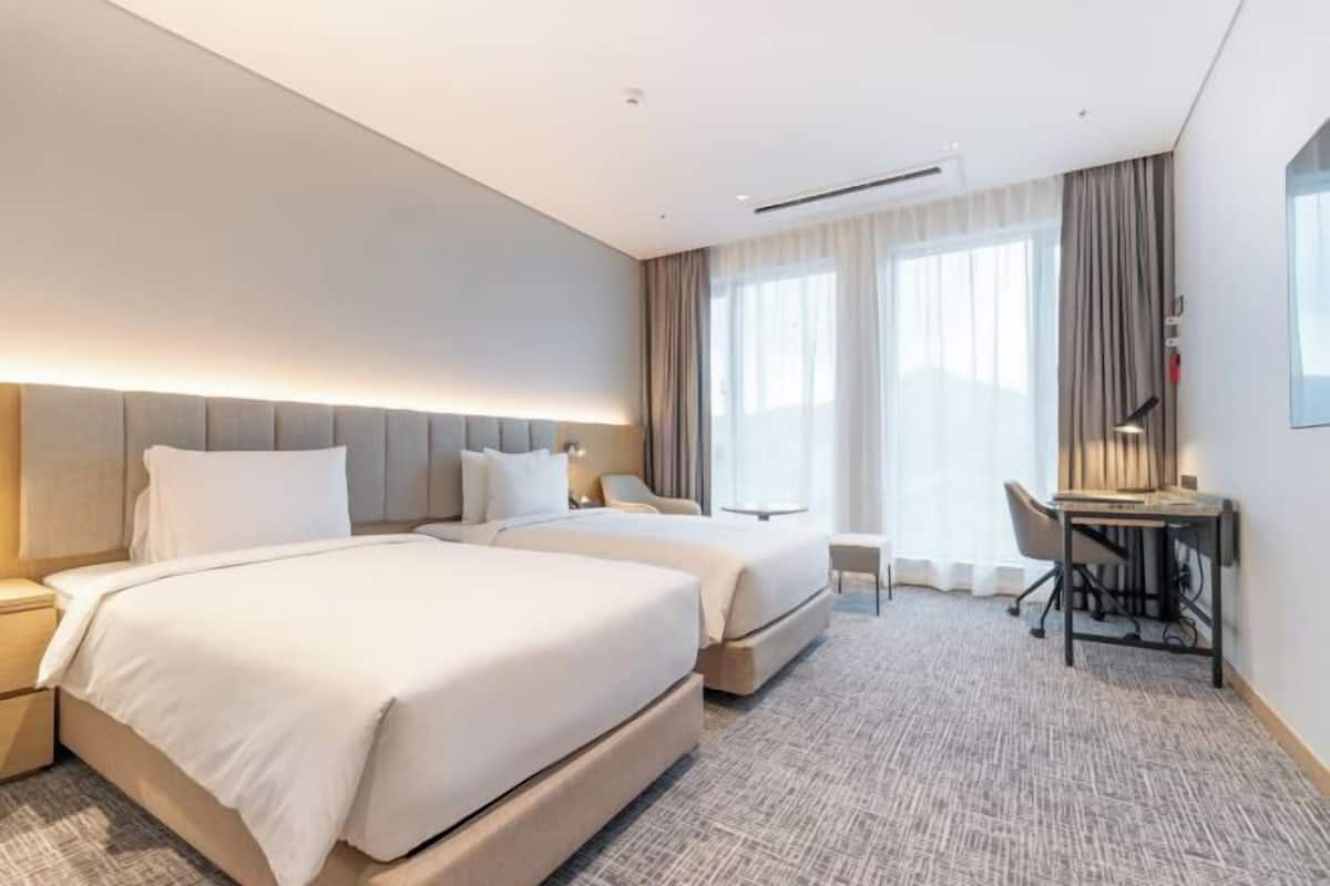 Isi minibar gratis, brankas, dan tirai kedap cahaya