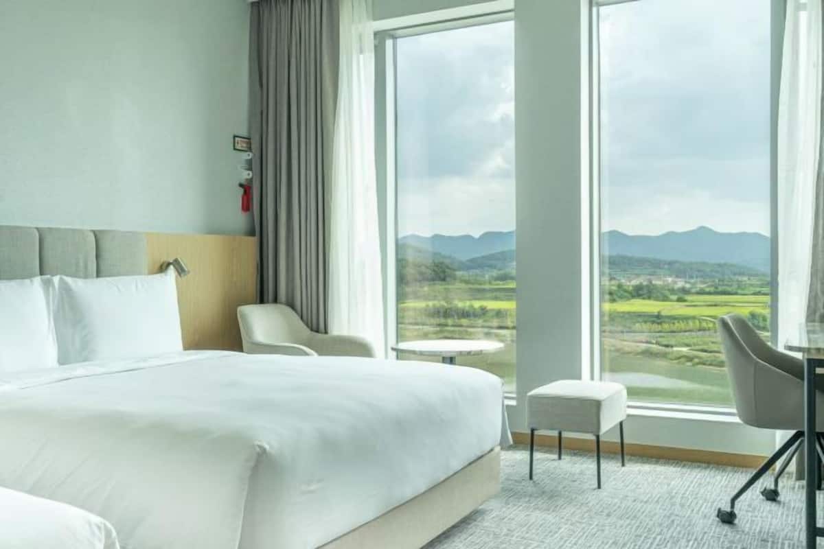 1 bedroom, free minibar items, in-room safe, blackout curtains