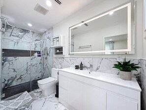 Shower, hair dryer, towels, soap - Luxurious Pompano Beach Oasis with Pool, Outdoor Kitchen, and close Beach  (Pompano Beach)