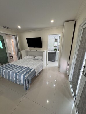 3 bedrooms, desk, iron/ironing board, free WiFi