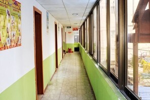 A corridor with doors on the left and windows on the right. - Beihai Jiajia Hotel (Beibuwan Square Branch) (Beihai)