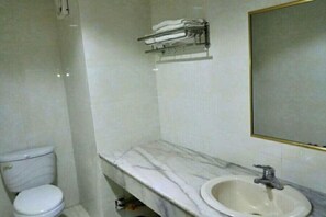 Bathroom - Beihai Jiajia Hotel (Beibuwan Square Branch) (Beihai)
