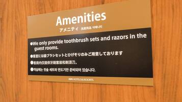 Un cartel que enumera los servicios de una habitación de hotel, como kits de cepillo de dientes y maquinillas de afeitar.