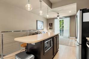 Mikrobølgeovn, ovn, kokeplater og oppvaskmaskin