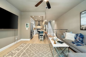 Smart TV, fireplace - Welcome to the Capital! 2 Bed 2 Bathroom, Loft-style townhome in West Sacramento (West Sacramento)