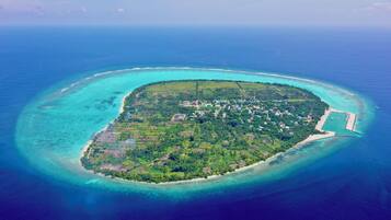 Beach nearby, white sand, beach towels