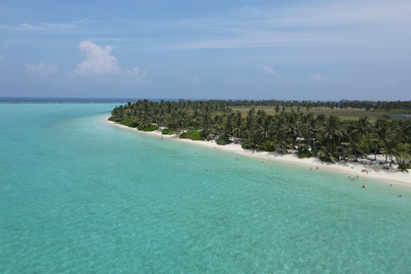 Una playa cerca, arena blanca, toallas de playa