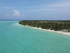 Una playa cerca, arena blanca, toallas de playa