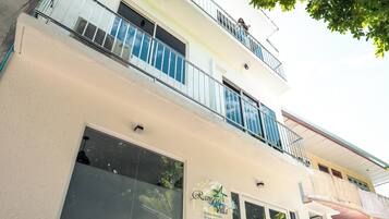 Vista frontal de la propiedad