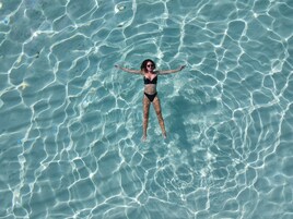 Una playa cerca, arena blanca, toallas de playa