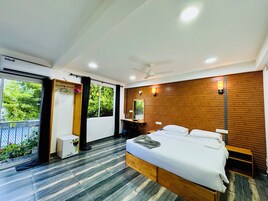 Deluxe Double Room, City View | Soundproofing, iron/ironing board, free WiFi, bed sheets