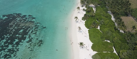 Vlak bij het strand, wit zand, strandlakens