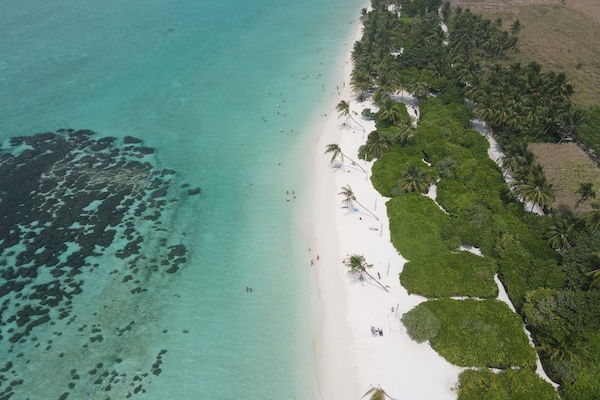 Una playa cerca, arena blanca, toallas de playa