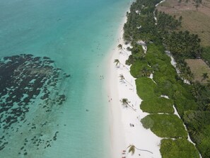 Plage à proximité, sable blanc, serviettes de plage