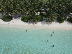 Plage à proximité, sable blanc, serviettes de plage
