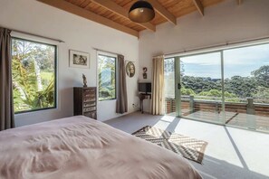 4 bedrooms, iron/ironing board, internet, bed sheets