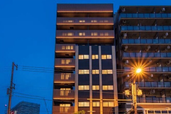 Un edificio de varios pisos con balcones y ventanas.