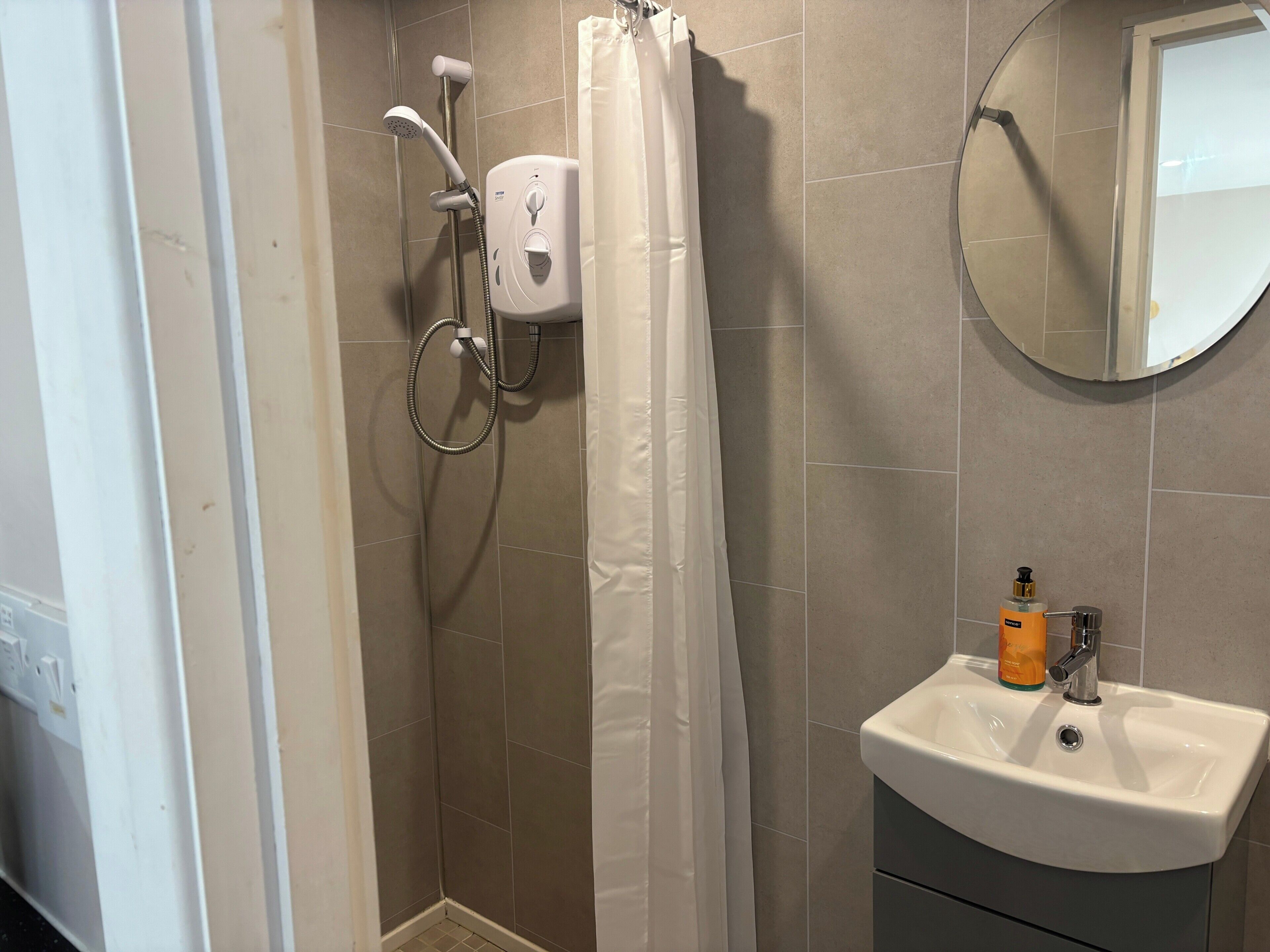 Dusche, Haartrockner, Handtücher