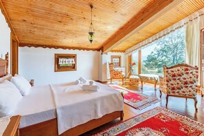 4 bedrooms, iron/ironing board, WiFi, bed sheets