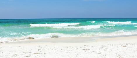 Una playa con agua turquesa cristalina y arena blanca.