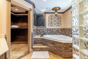 Douche, baignoire à remous, séchoir à cheveux, serviettes fournies