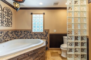 Shower, jetted bath, hair dryer, towels - Luxury 2 Bed- 80" TV- Pet Friendly- 3 mi. to Johnson Beach (Pensacola)