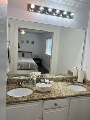 Towels, soap, toilet paper - Spacious Home in the Heart of Bishop Arts Dallas (Dallas)