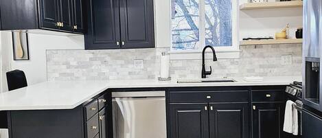 Kjøleskap, mikrobølgeovn, ovn og kokeplater