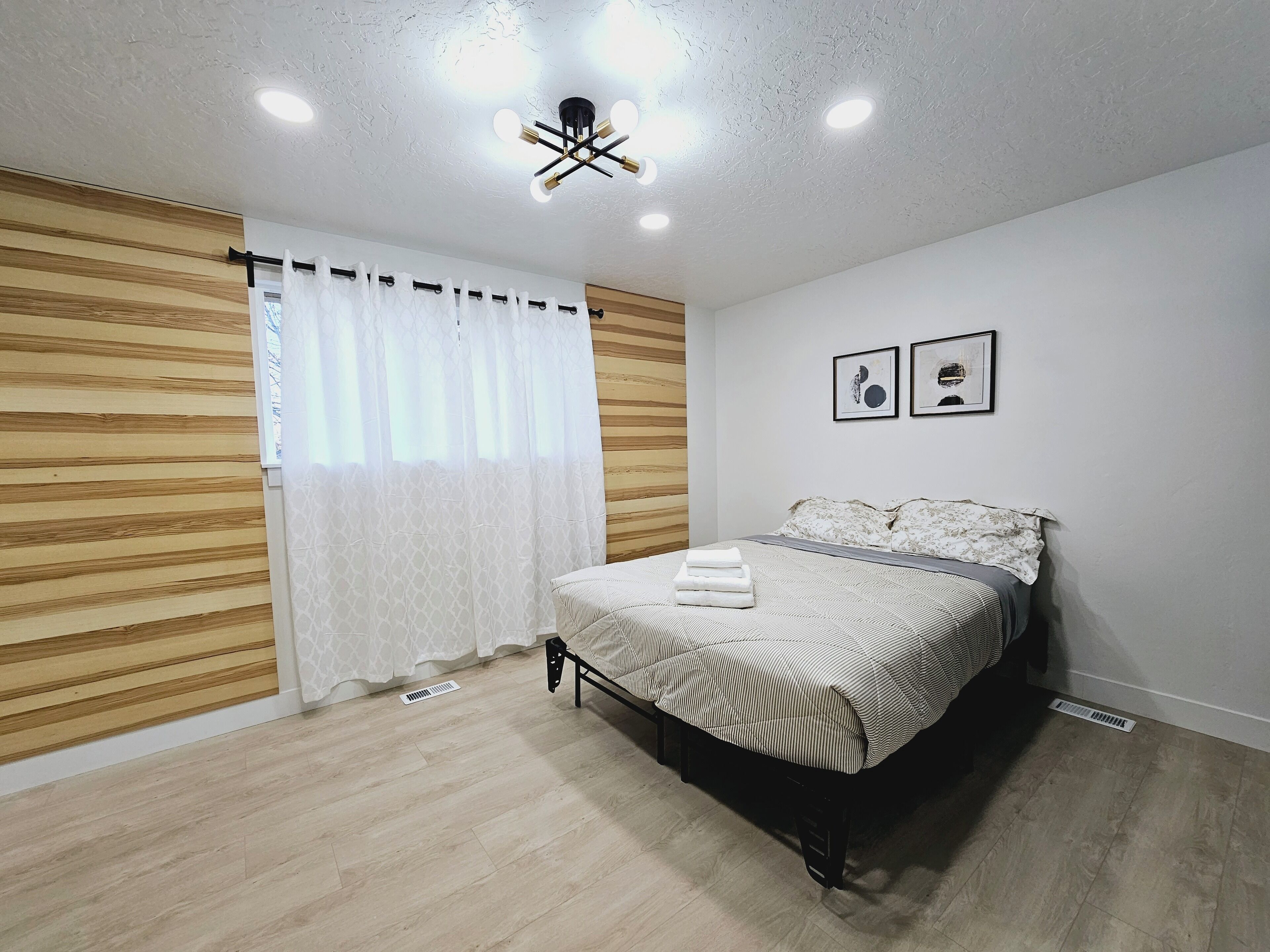 3 habitaciones, escritorio y tabla de planchar con plancha 