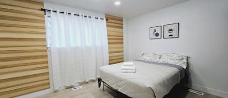 3 soverom, skrivebord, strykejern/-brett og reiseseng for barn