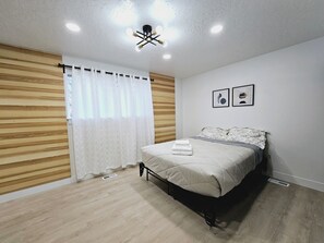 3 chambres, bureau, fer et planche à repasser, lit parapluie