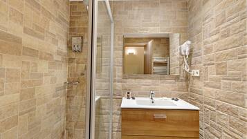 Ducha, secador de pelo y toallas