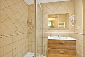 Dusche, Haartrockner, Handtücher