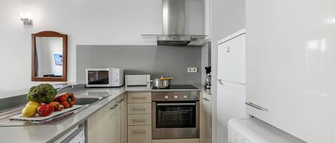 Réfrigérateur, micro-ondes, four, plaque de cuisson