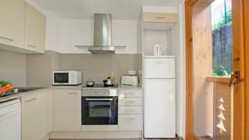 Frigorifero, microonde, forno, piano cottura